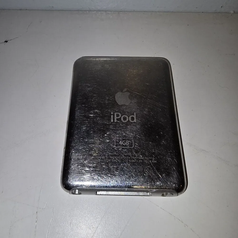 Apple iPod Nano 3rd Generation 4GB Silver A1236 MP3 Player Does Not Hold Charge
